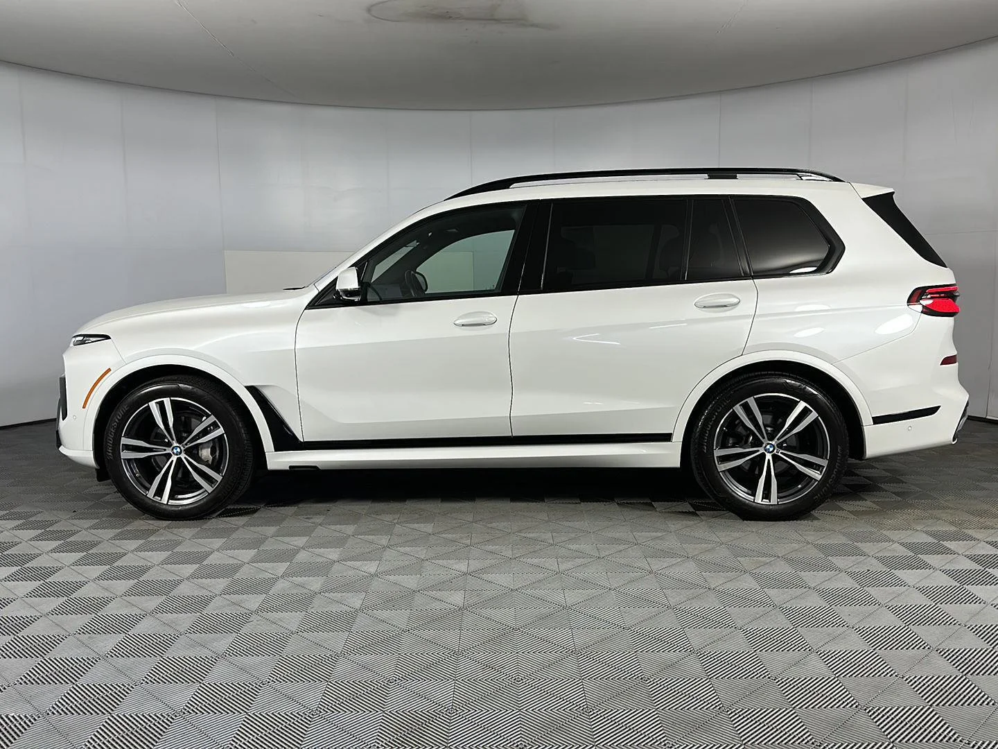 Used 2024 Mineral White Metallic BMW xDrive40i image 4