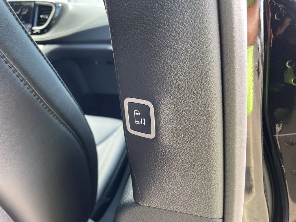2026 Chrysler Pacifica Select - Photo 14