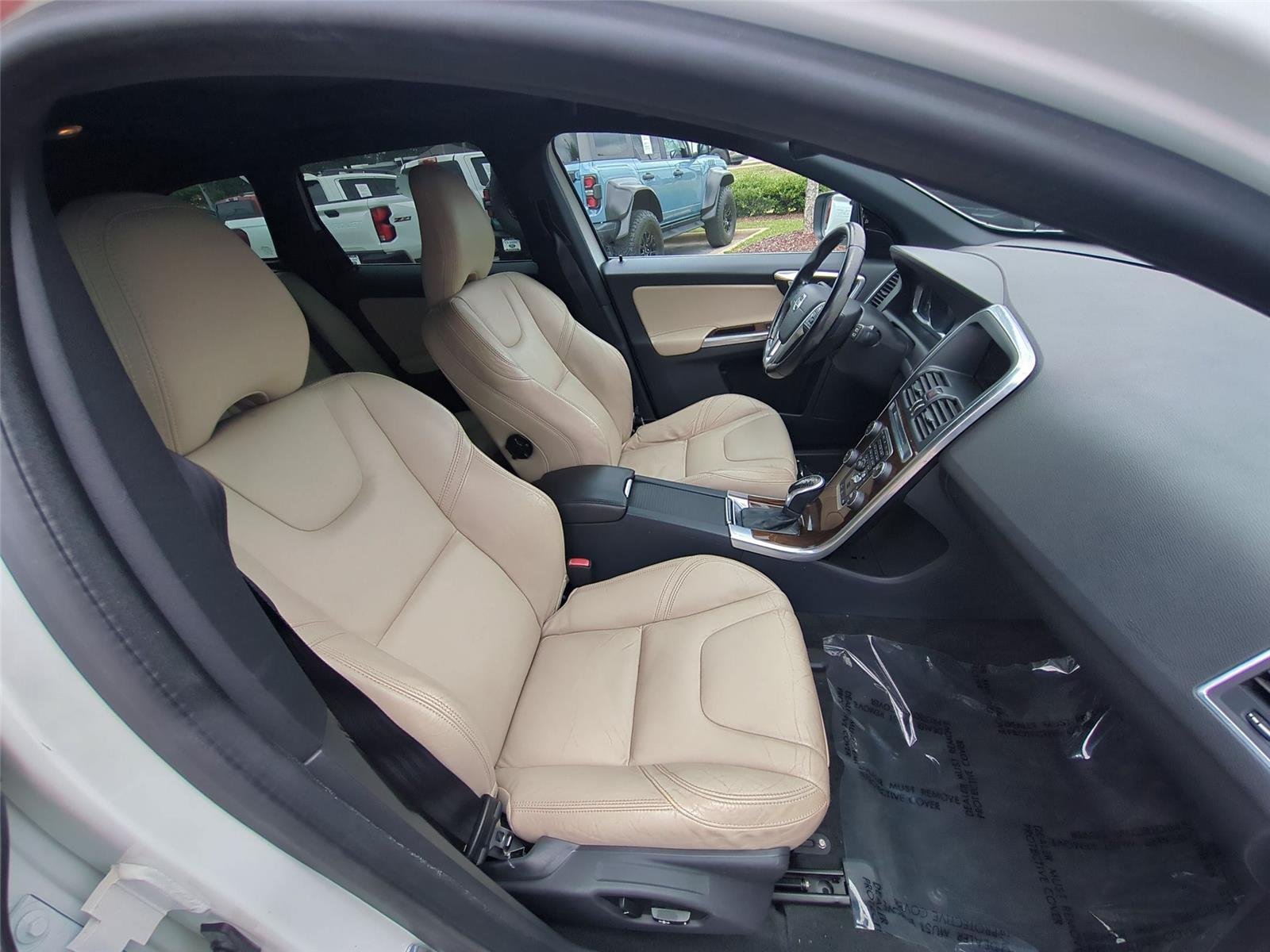 Used 2015  VOLVO  image 26