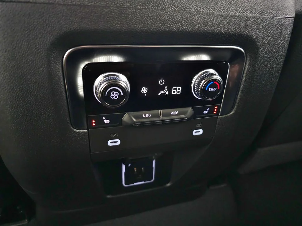 Used 2024 White GMC Denali image 39