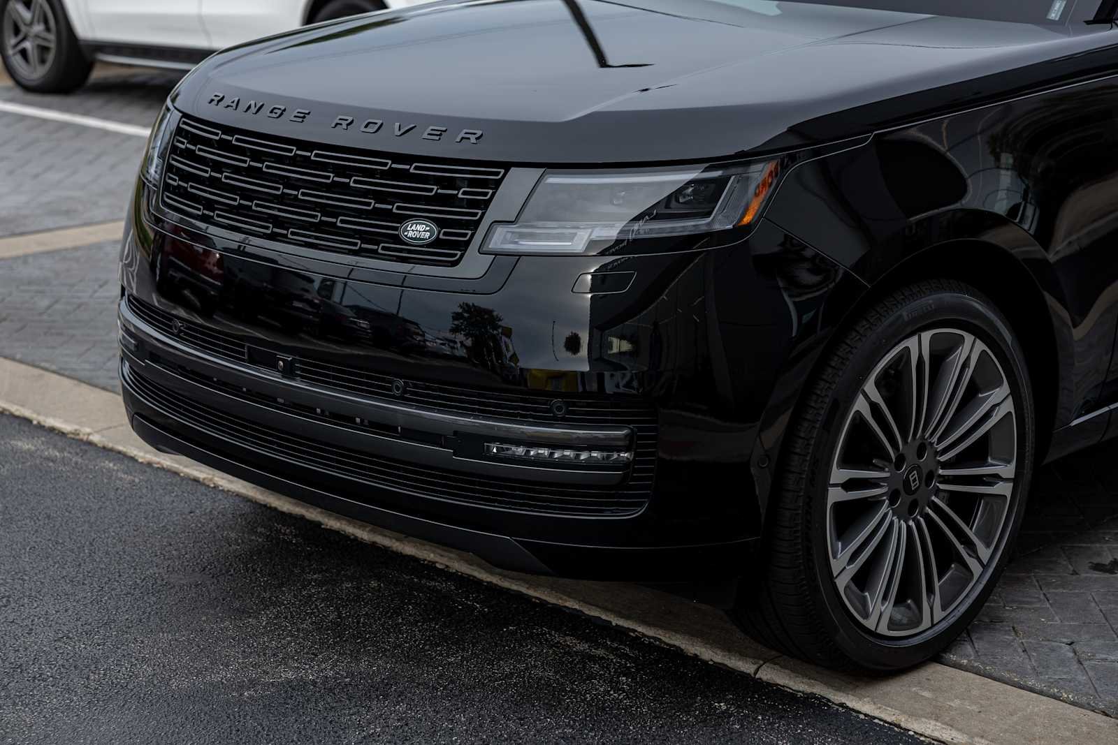 New 2027 Santorini Black Land Rover SE image 42