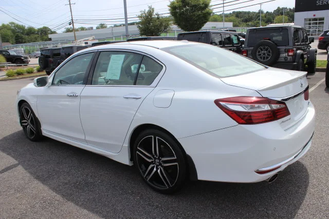 Used 2017 White Honda Touring image 27