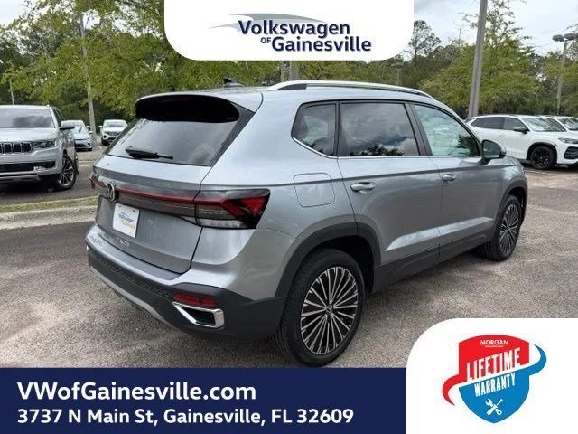 Certified Used 2025 Pyrite Silver Metallic Volkswagen SE image 6