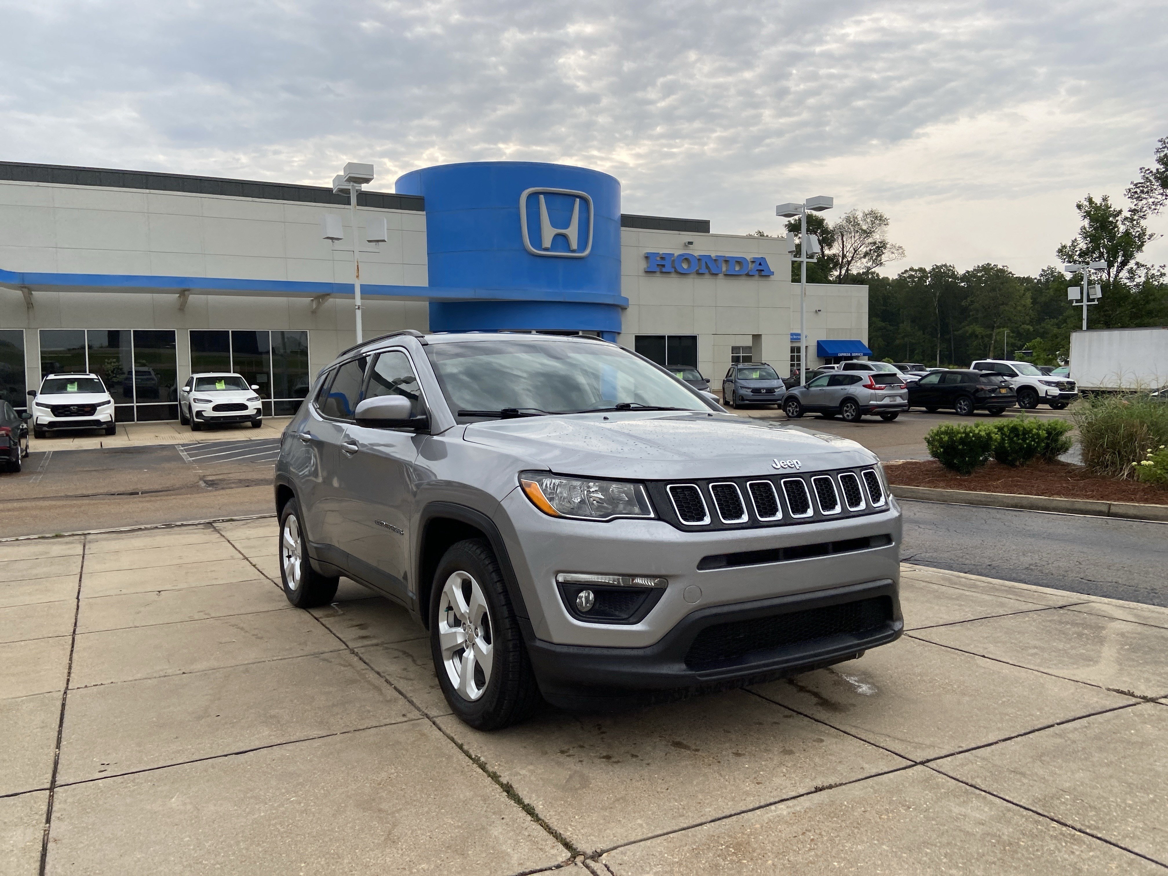 Used 2019 Billet Silver Metallic Clearcoat Jeep Latitude image 2