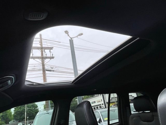 Used 2024 White Jeep Altitude image 12