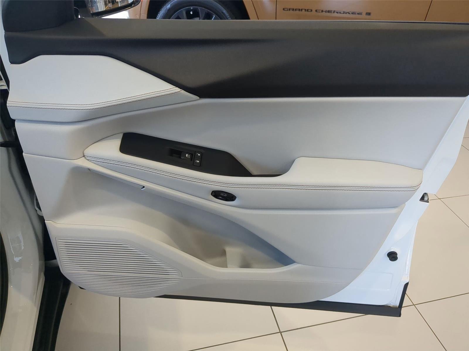 New 2026 Bright White Clear-Coat Exterior Paint Jeep Limited image 26