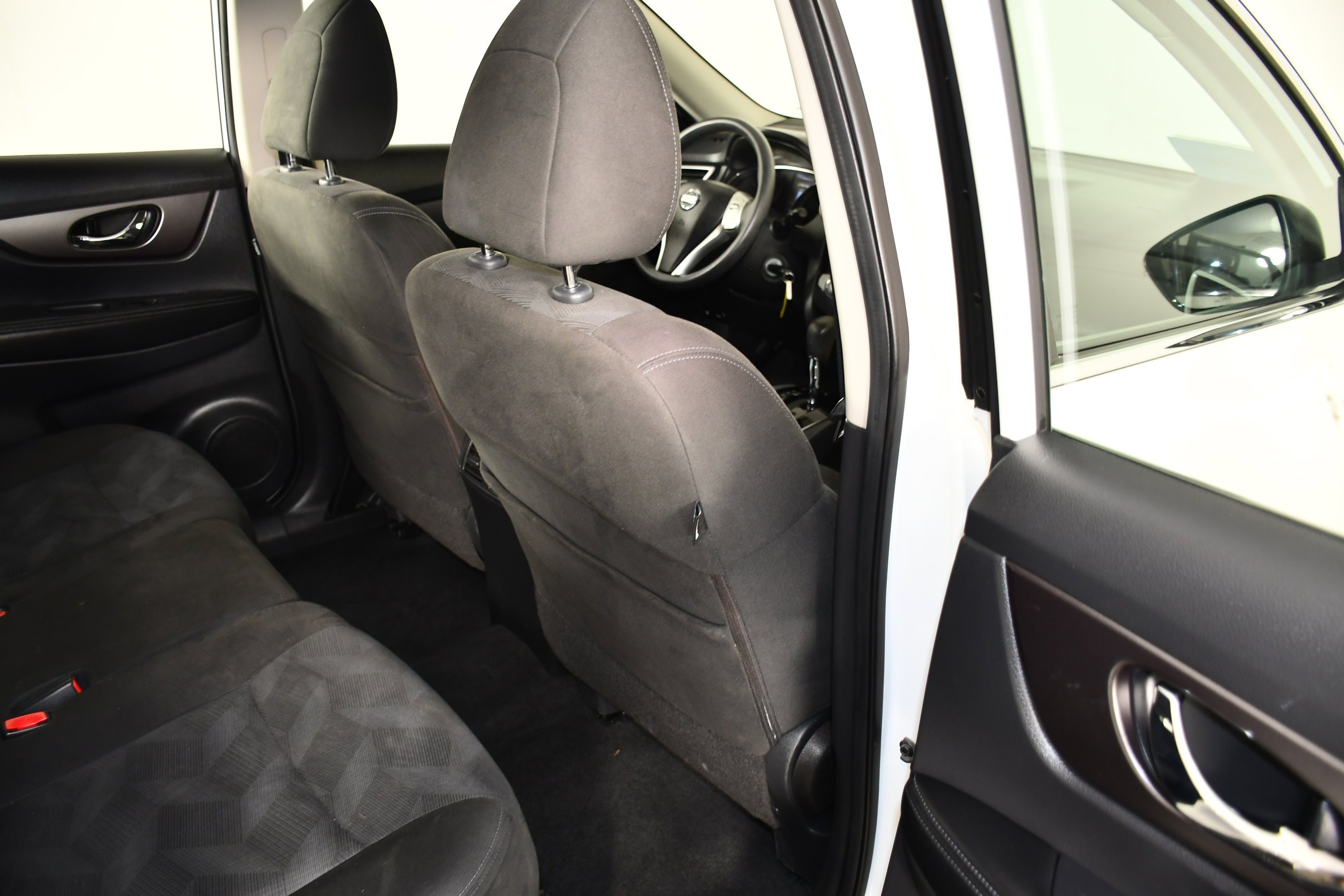 Used 2015 Glacier White Nissan S image 42