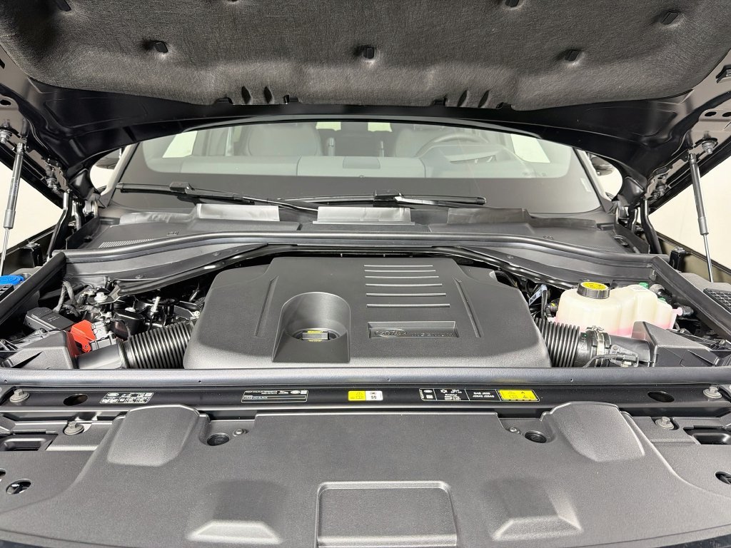 New 2027 Santorini Black Land Rover SE image 32