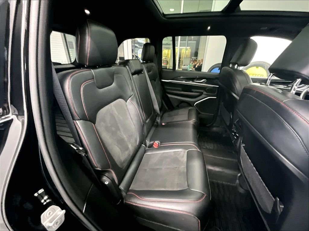 Used 2022 Diamond Black Crystal Pearlcoat Jeep Trailhawk image 16