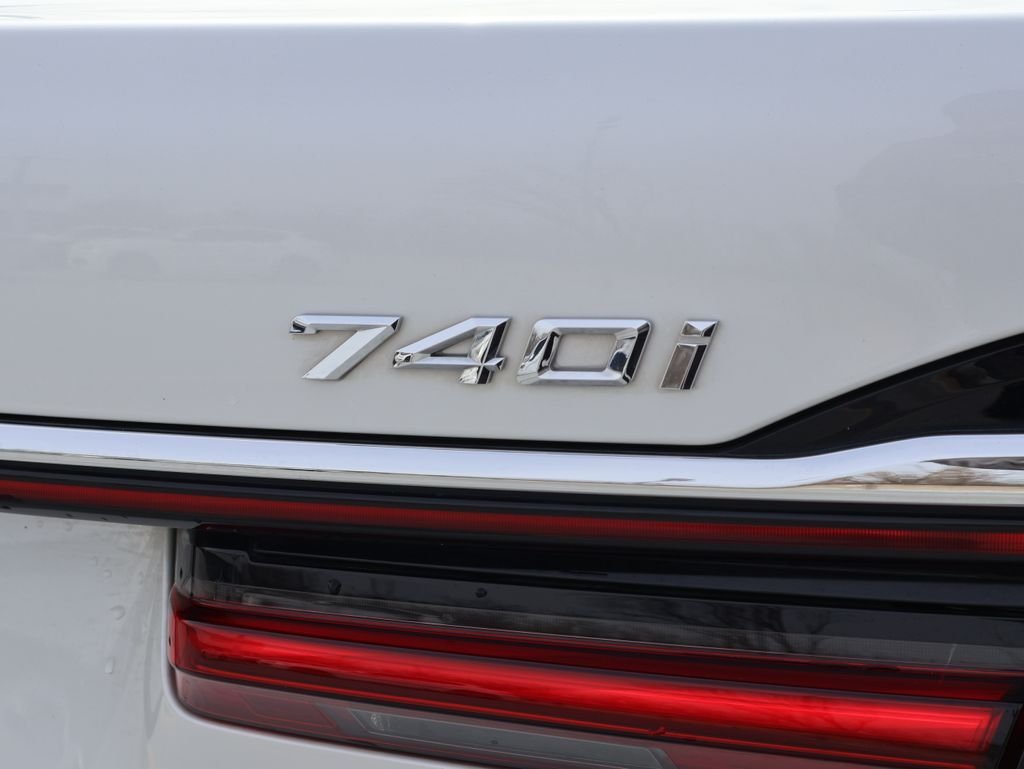 Used 2021 Mineral White Metallic BMW 740i xDrive image 8