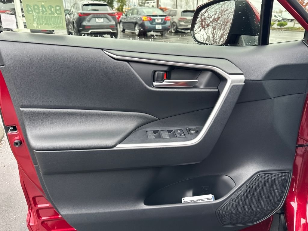 2025 Toyota RAV4 XLE - Photo 11