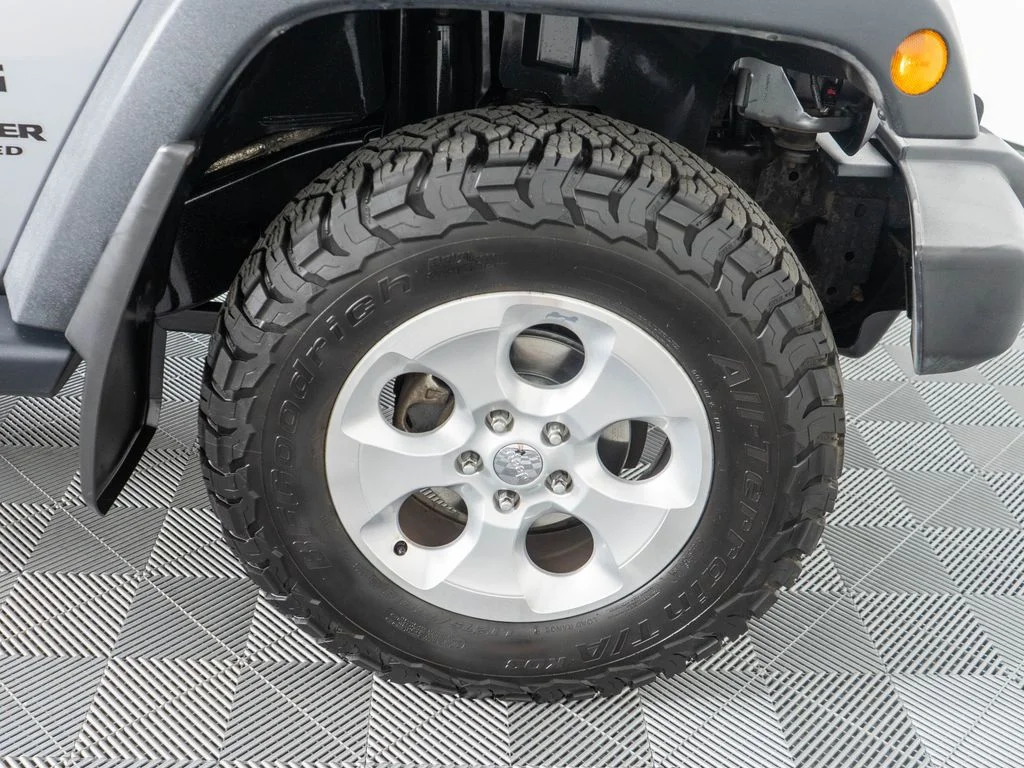 Used 2017 Silver Jeep Unlimited Sport image 31