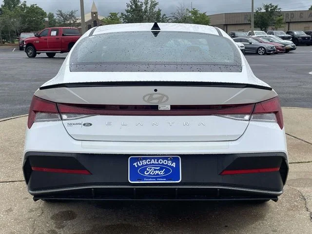 Used 2025 White Hyundai SEL Sport image 2