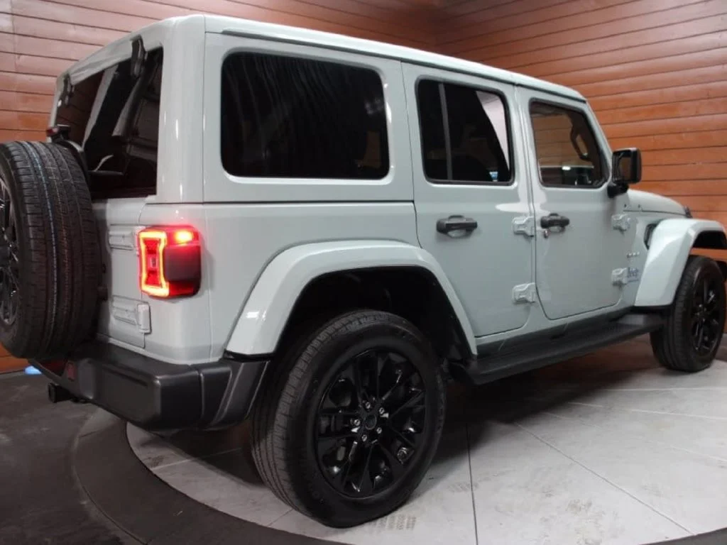Used 2024 Earl Clearcoat Jeep Sahara 4xe image 4