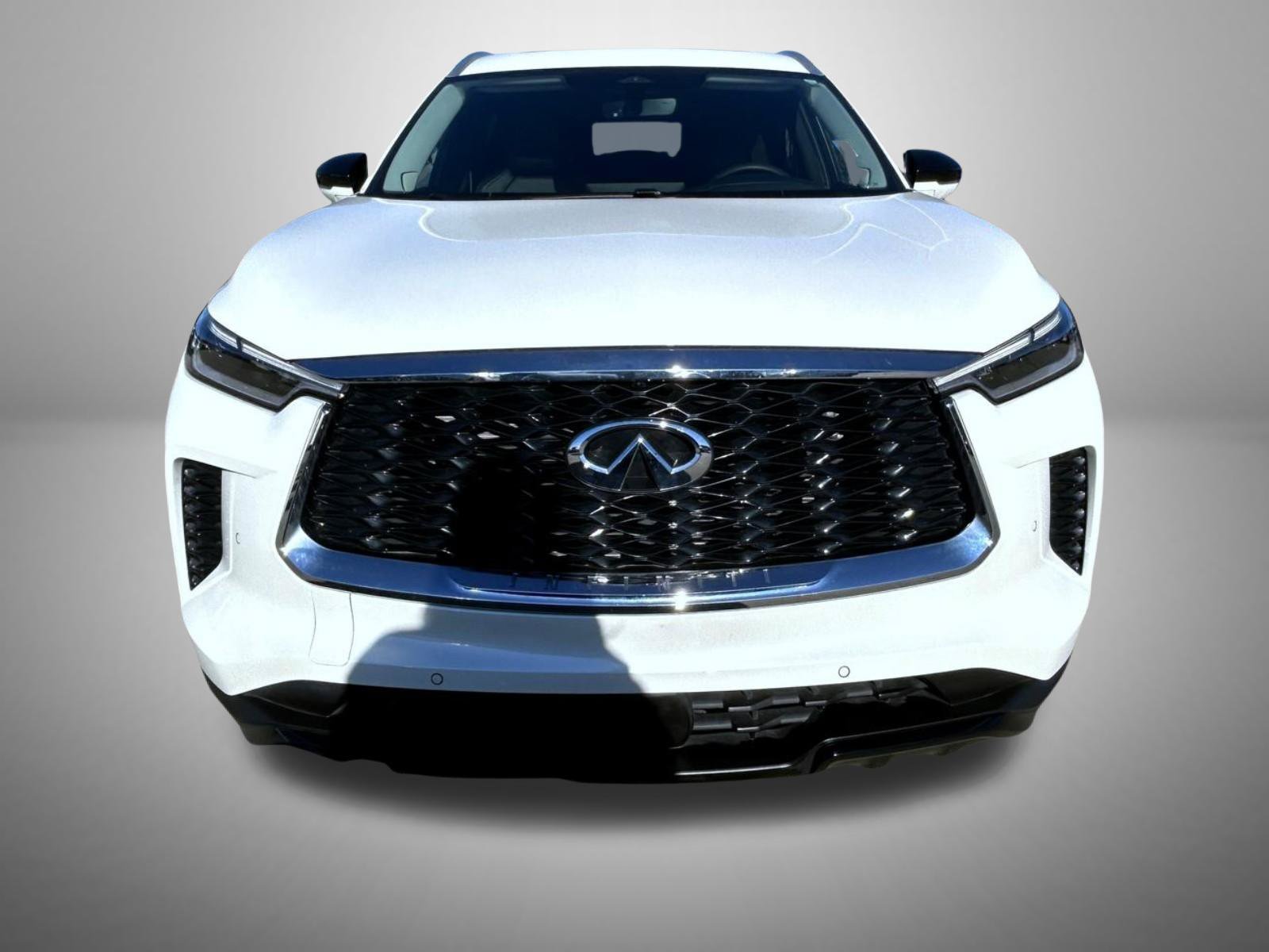 Certified Used 2025 White INFINITI LUXE image 2