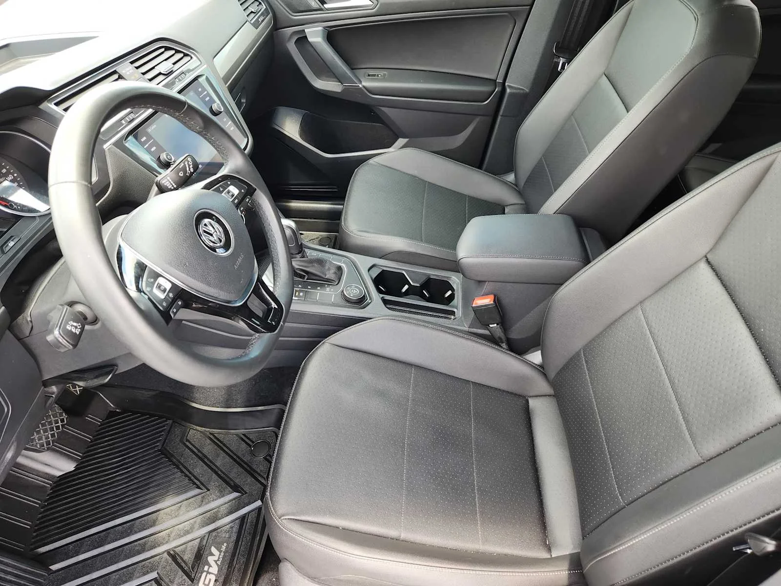 Used 2020 Platinum Gray Metallic Volkswagen SE image 12