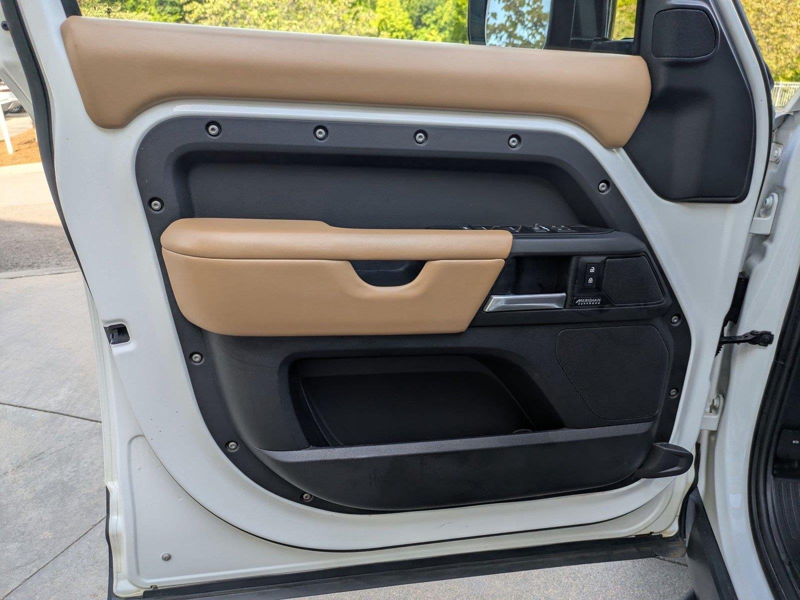 Used 2025 Fuji White Land Rover X-Dynamic SE image 11