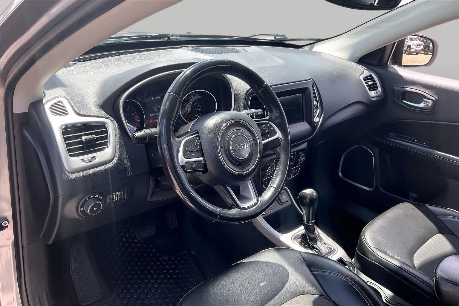 Used 2019 Billet Silver Metallic Clear Coat Jeep Latitude image 17
