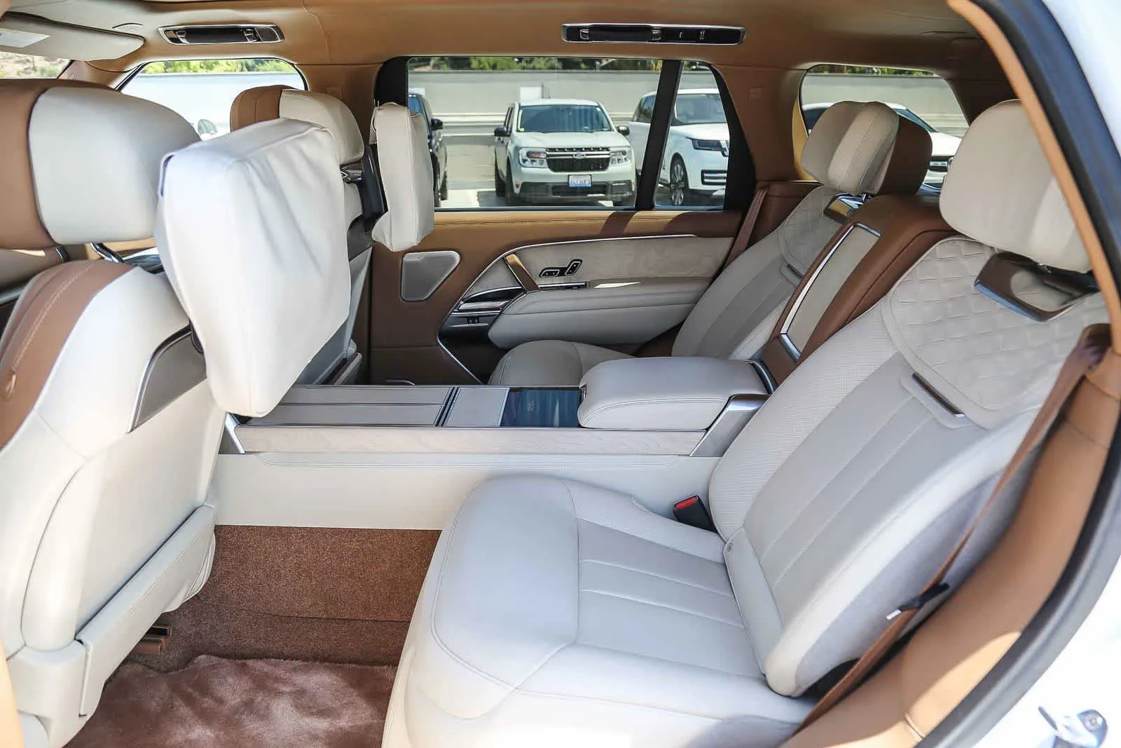 Used 2023 White Land Rover SV image 23