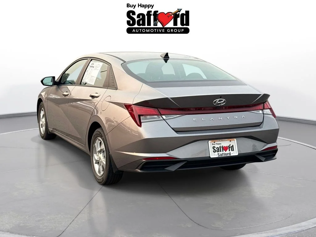 Used 2023  Hyundai SE image 5