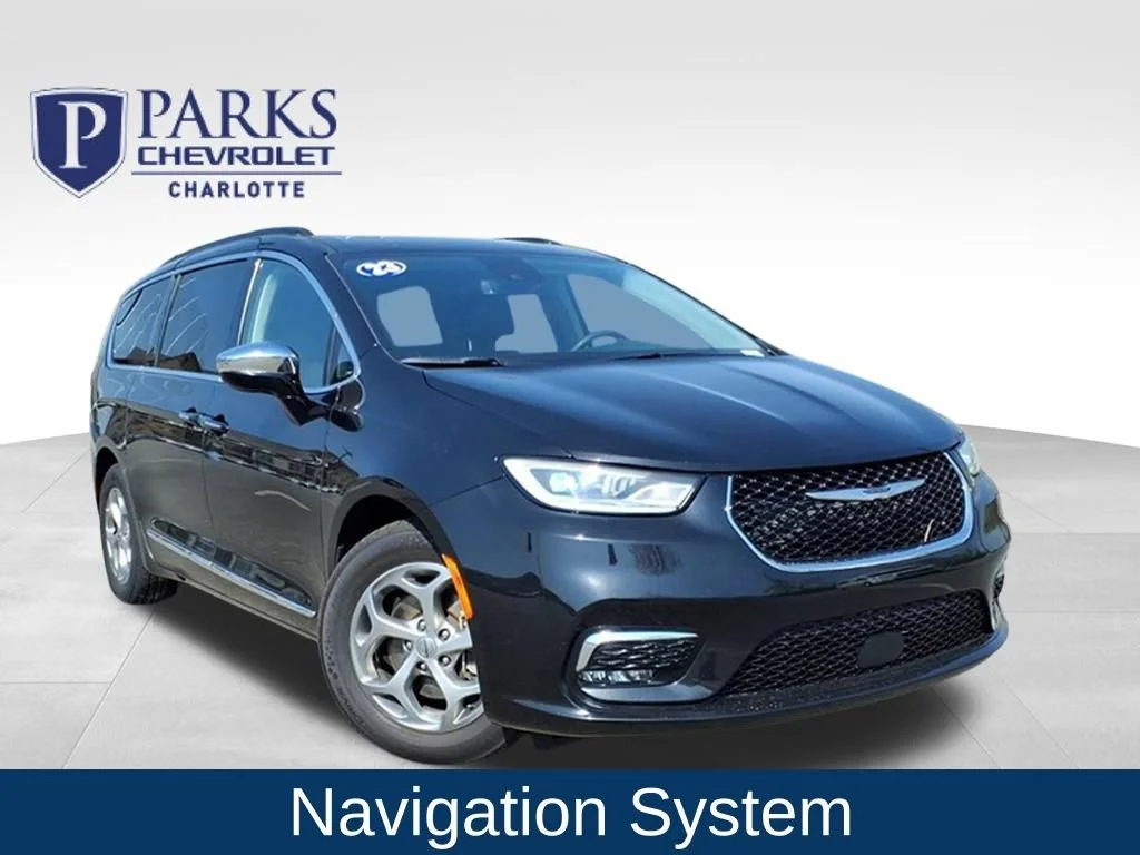 2023 Chrysler Pacifica Limited's photo