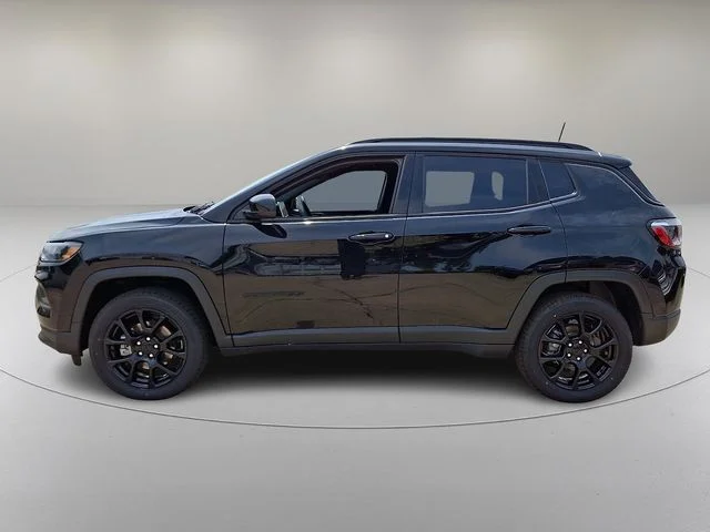 Used 2022 Black Jeep Latitude image 6