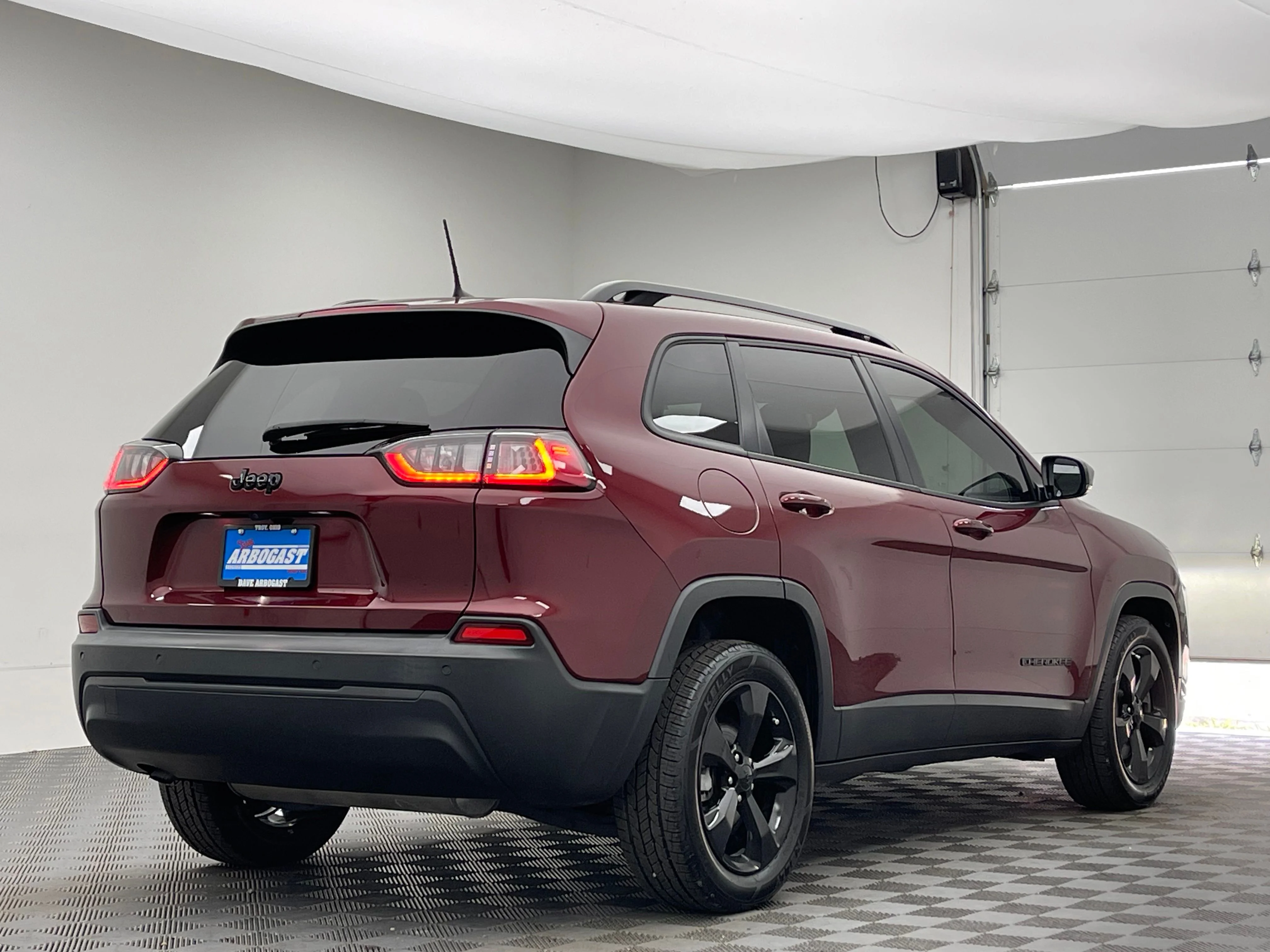Used 2021 Velvet Red Pearlcoat Jeep Latitude Plus image 7