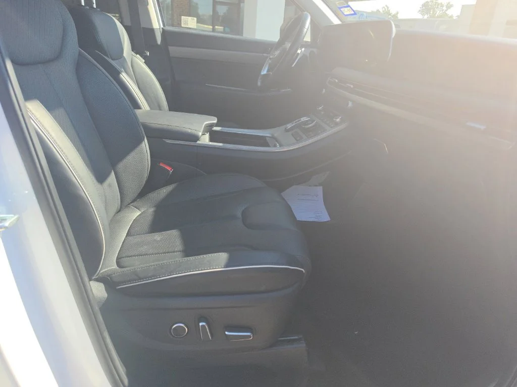 Used 2025 White Hyundai SEL image 13