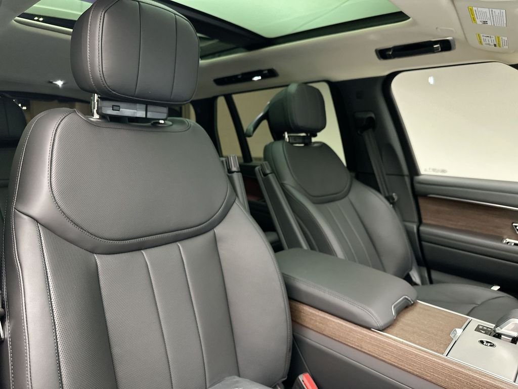 New 2026 Santorini Black LAND ROVER SE LWB 7-Seats / V8 image 6