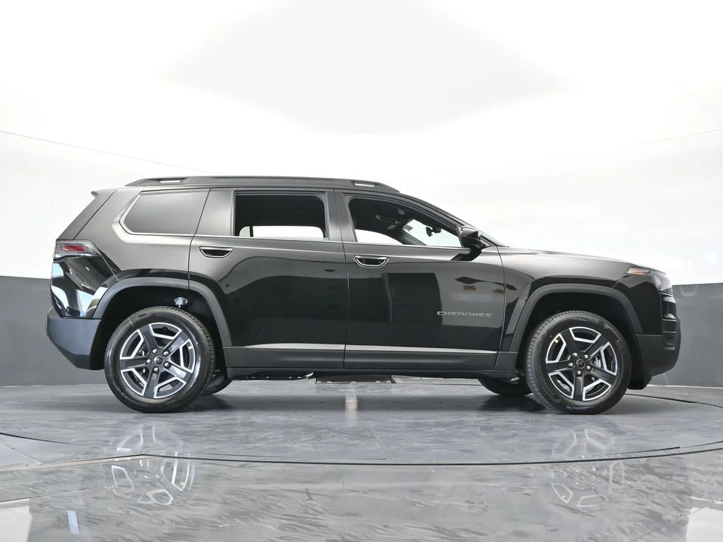 New 2026 Diamond Black Crystal Pearl-Coat Exterior Paint Jeep Laredo image 53