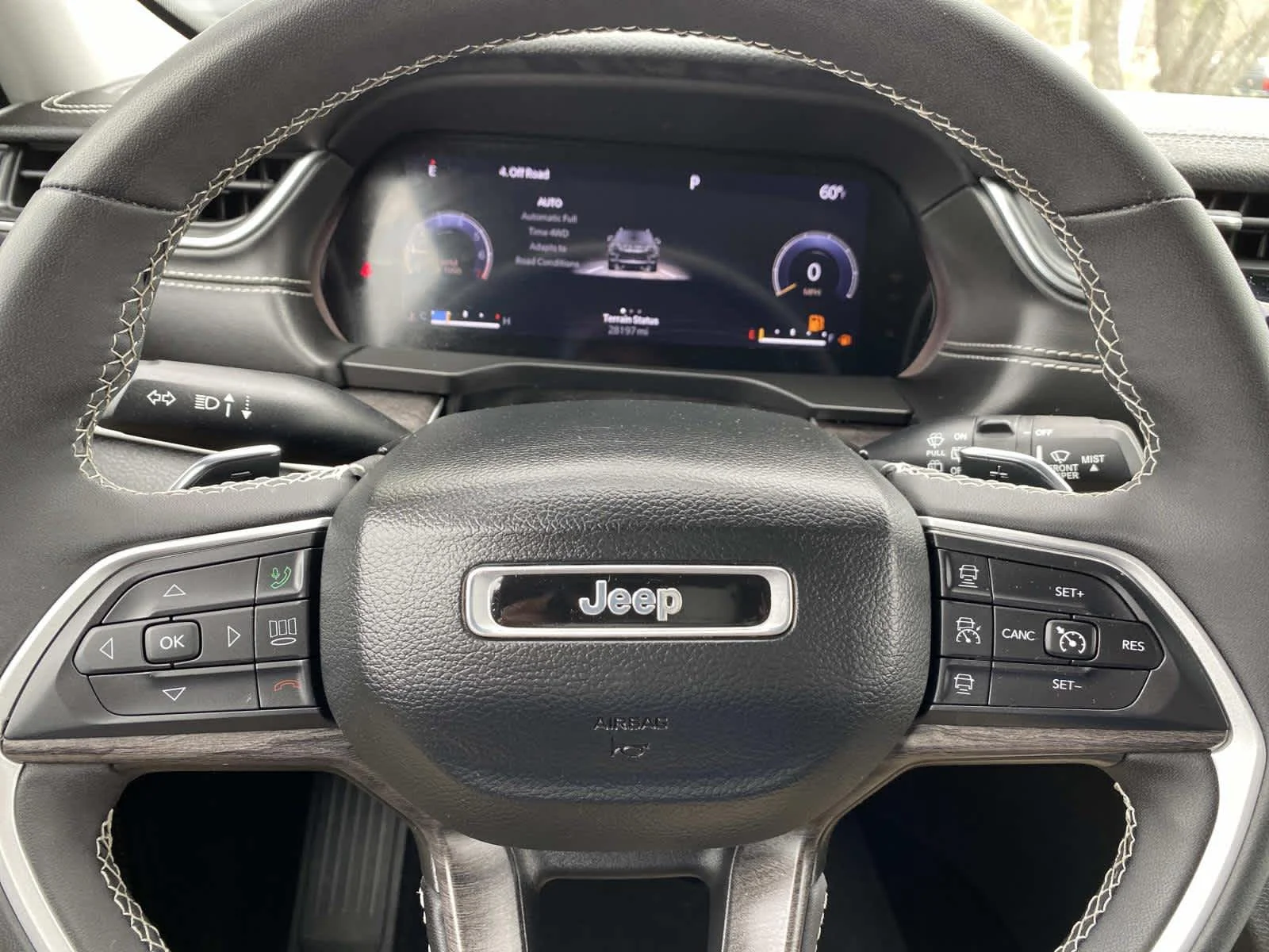 Certified Used 2023 Diamond Black Crystal Pearlcoat Jeep Limited image 15