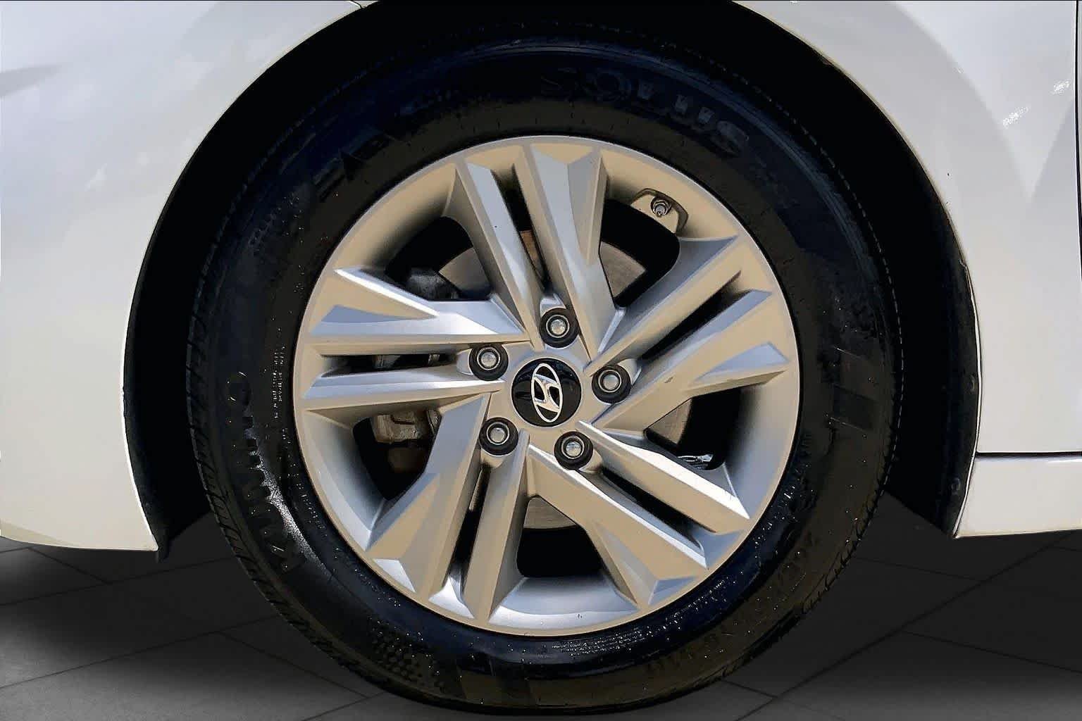 Used 2019 Quartz White Pearl Hyundai Value Edition image 10