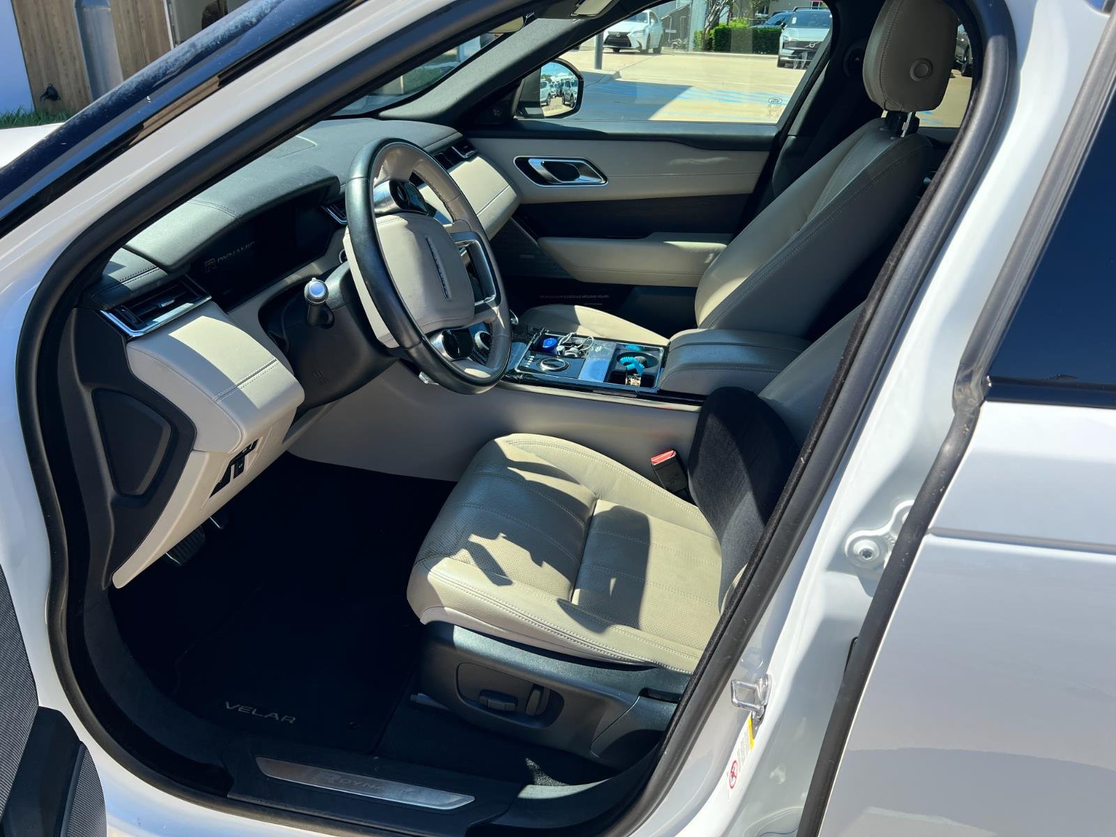 Used 2018 Fuji White Land Rover R-Dynamic SE image 4
