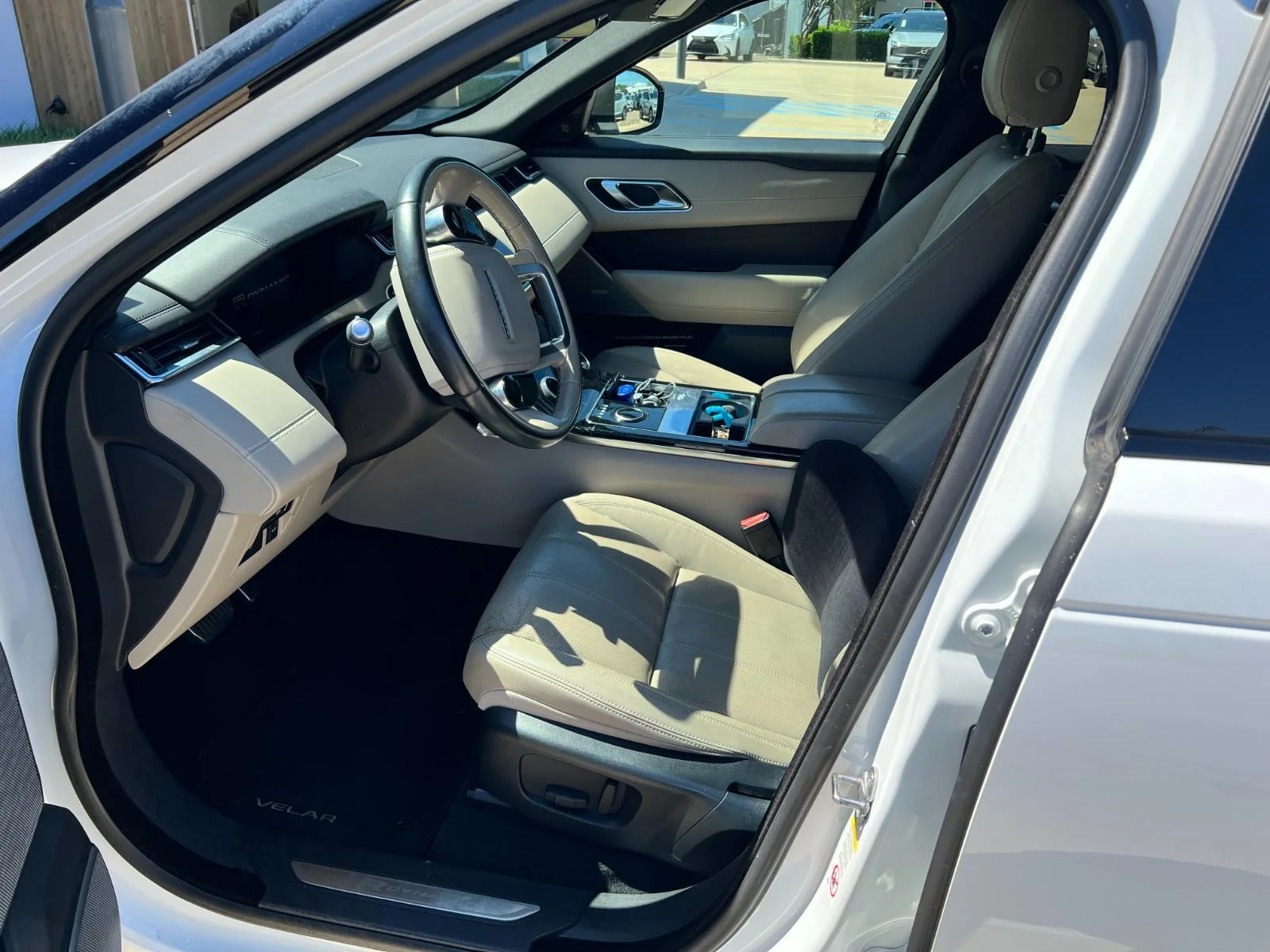 Used 2018 Fuji White Land Rover R-Dynamic SE image 4