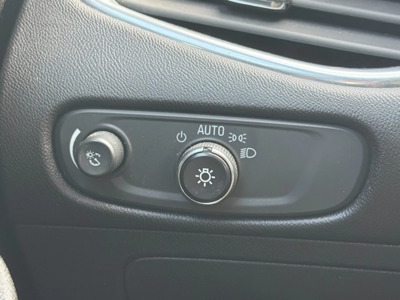 Used 2020 SILVER ICE METALLIC Chevrolet LT image 31