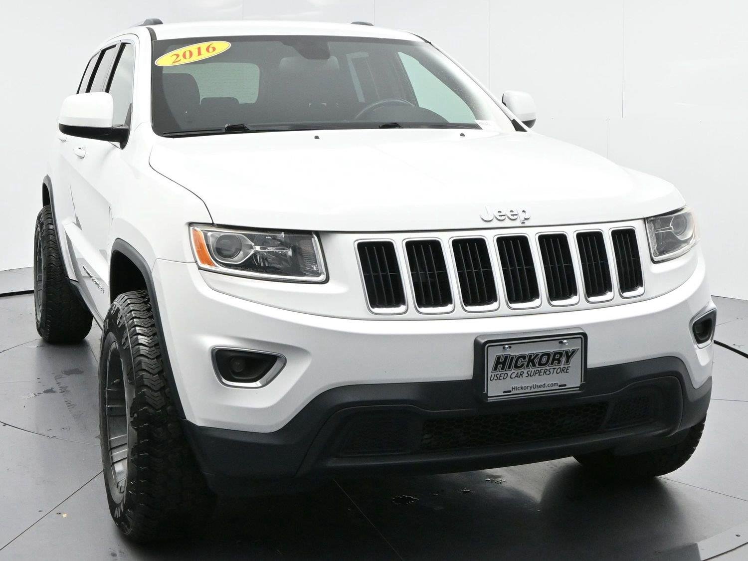 Used 2016 Bright White Clearcoat Jeep Laredo image 2