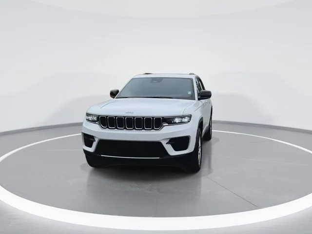 Used 2025 White/off-white Jeep Laredo X image 4