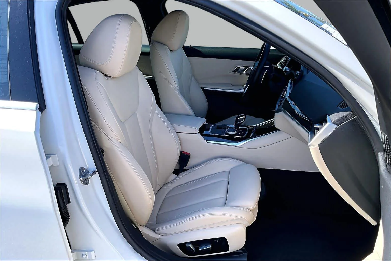 Used 2019 Alpine White BMW 330i image 8