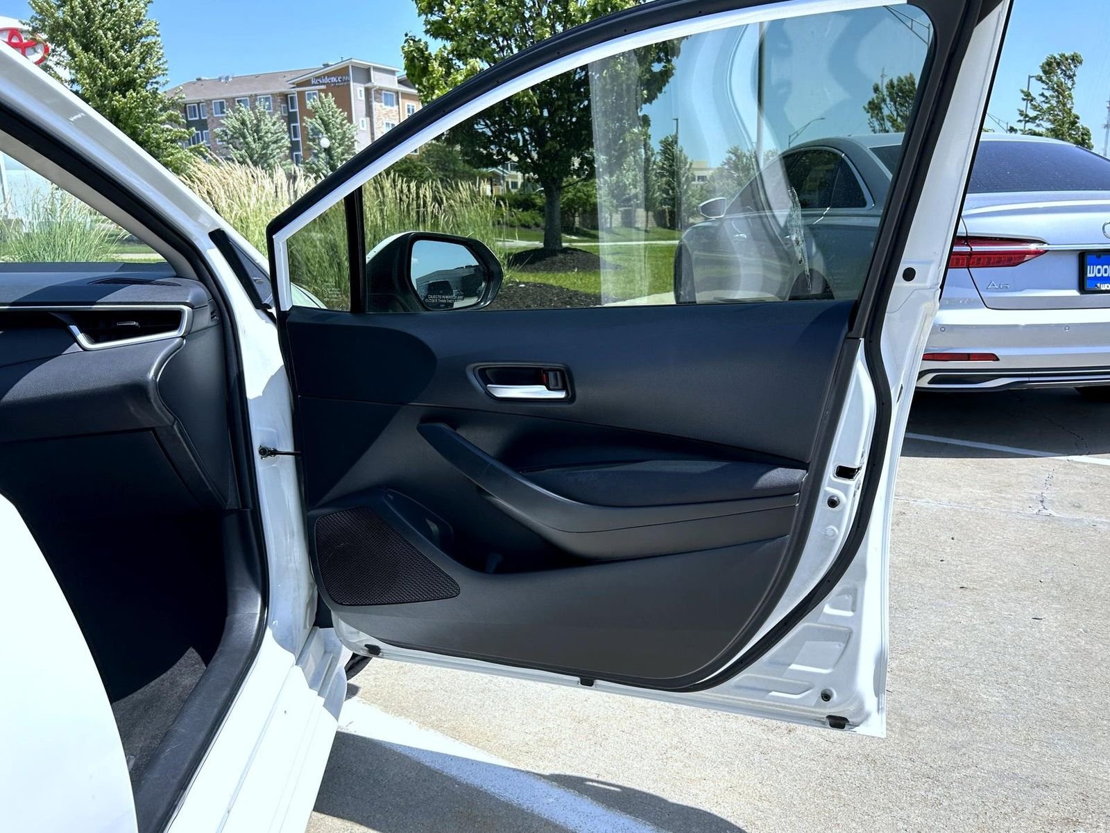 Used 2020 White Toyota LE image 16