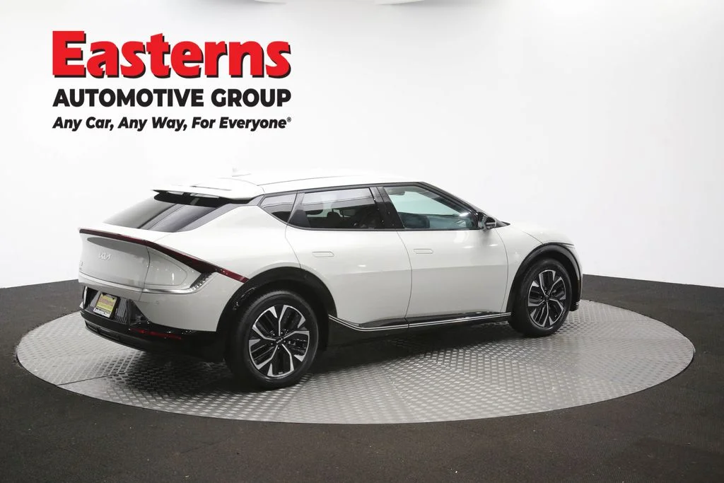 Used 2023 White Kia Wind image 45
