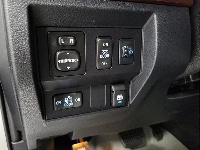 Certified Used 2017 SILVER ME Toyota  image 13