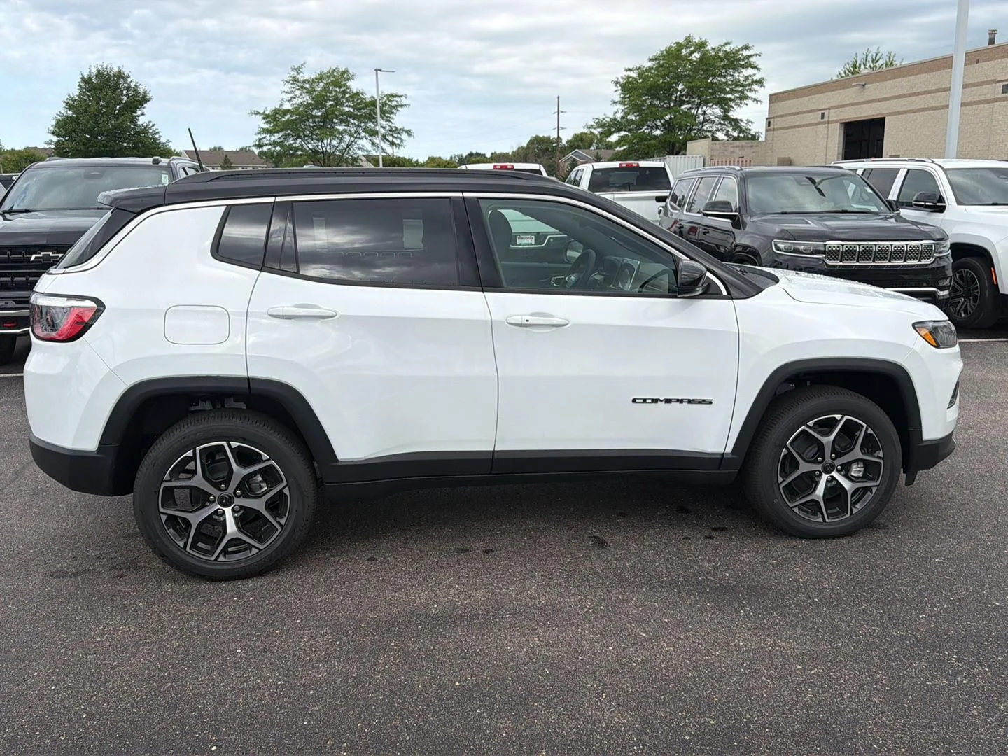 New 2026 Bright White Clear-Coat Exterior Paint Jeep Limited image 8