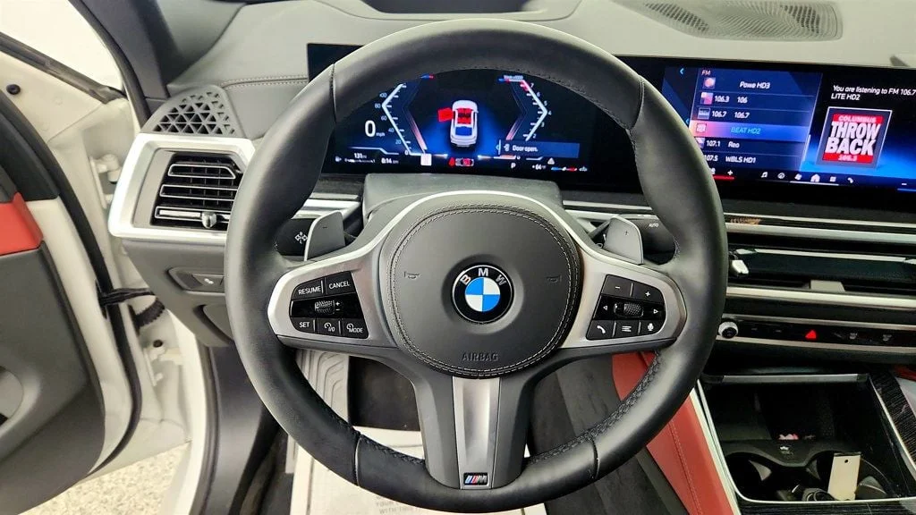 Used 2025 Mineral White Metallic BMW xDrive40i SAC w/ Climate Comfort, Premium & M Sport Pro. Pkgs image 14