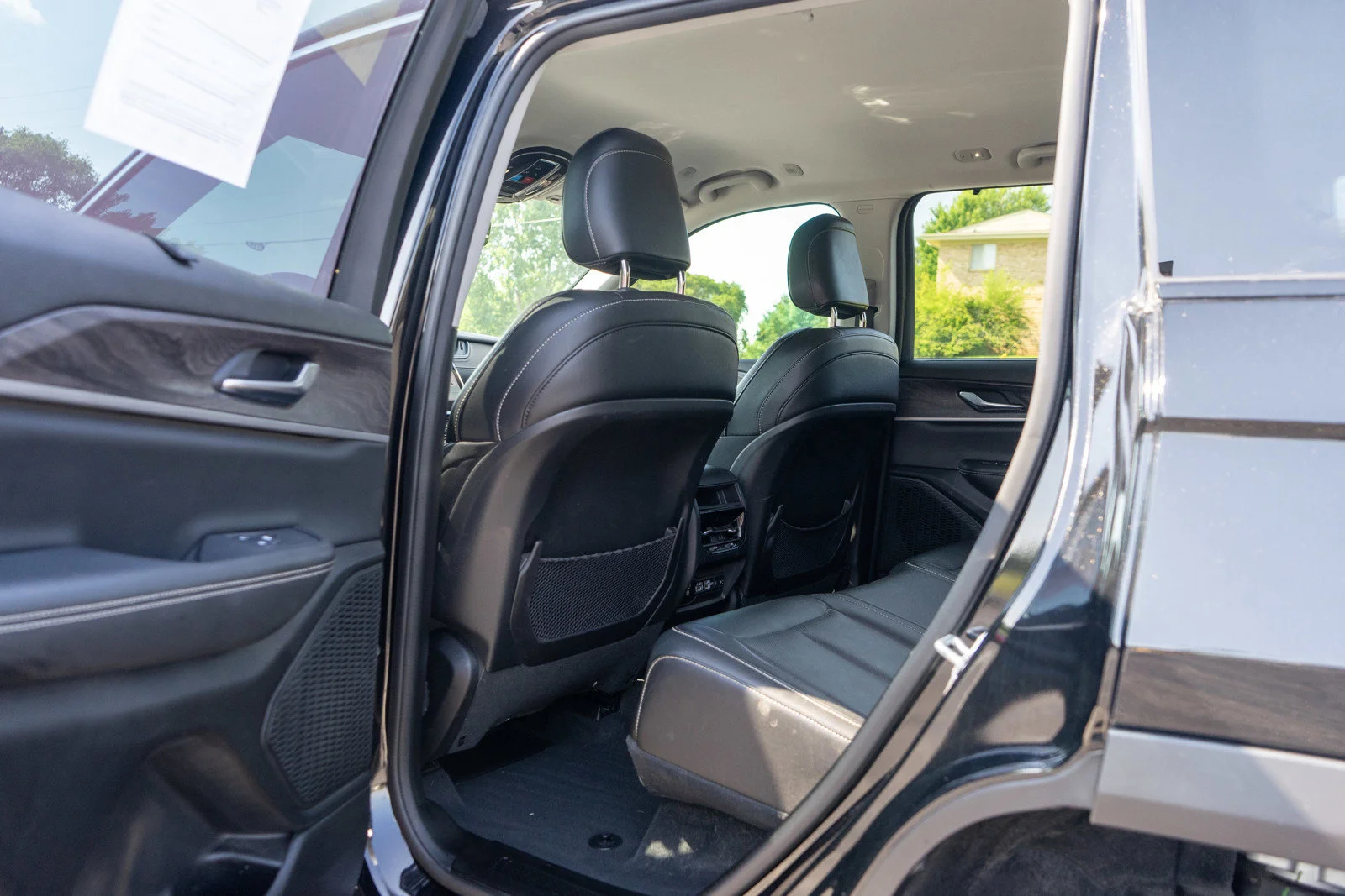 Used 2023 Diamond Black Crystal Pearlcoat Jeep Limited image 29