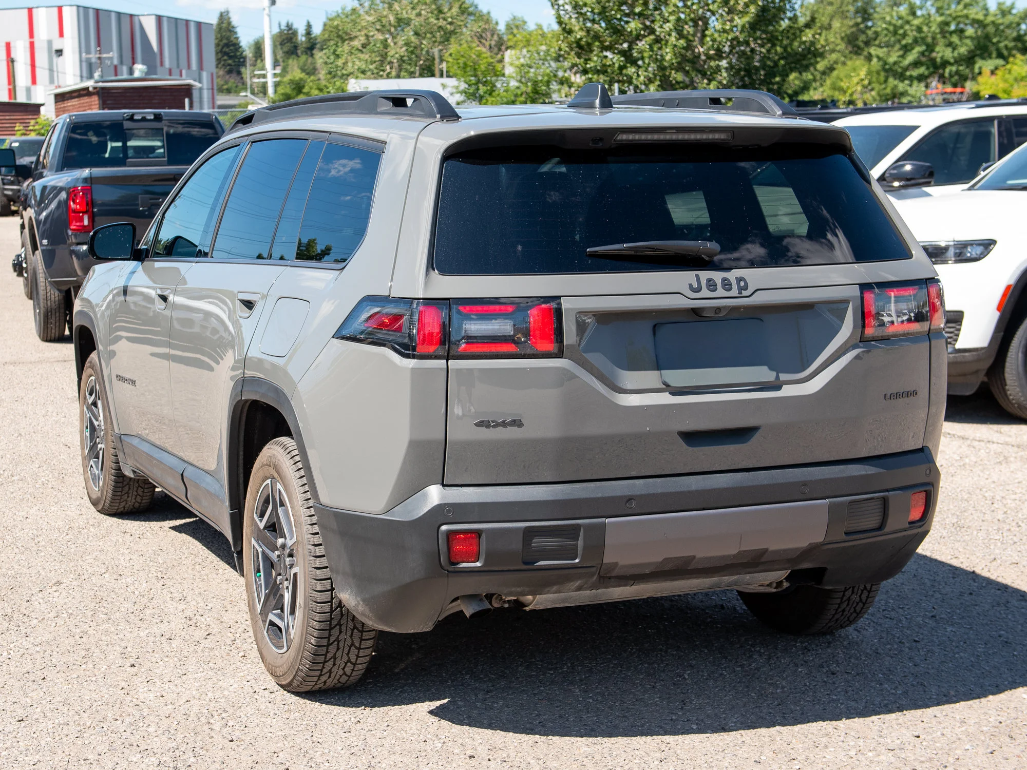 Used 2026 Grey Jeep Laredo* 4x4, Hybrid, Heated Seats, Remote Start, Blind-Spot and Cross-Path image 3
