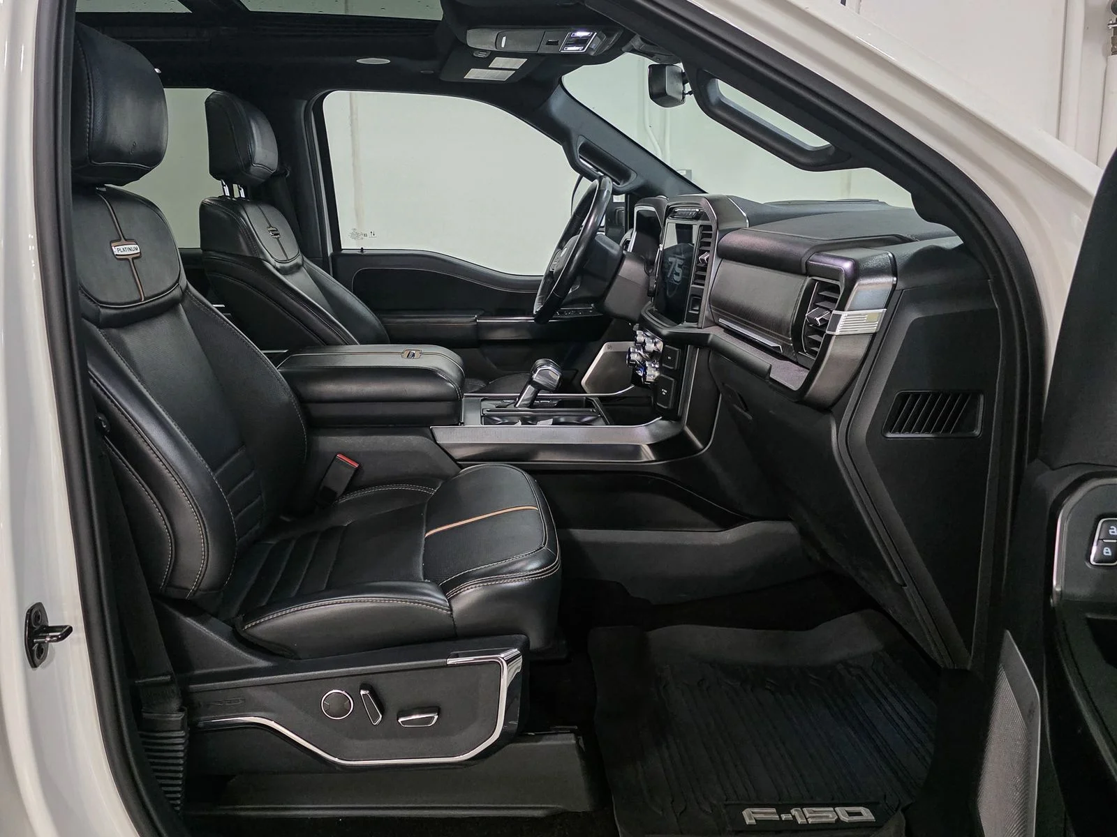 Used 2023  Ford Platinum image 21