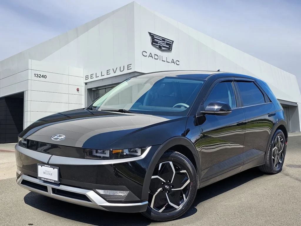 Used 2022  Hyundai SE image 1