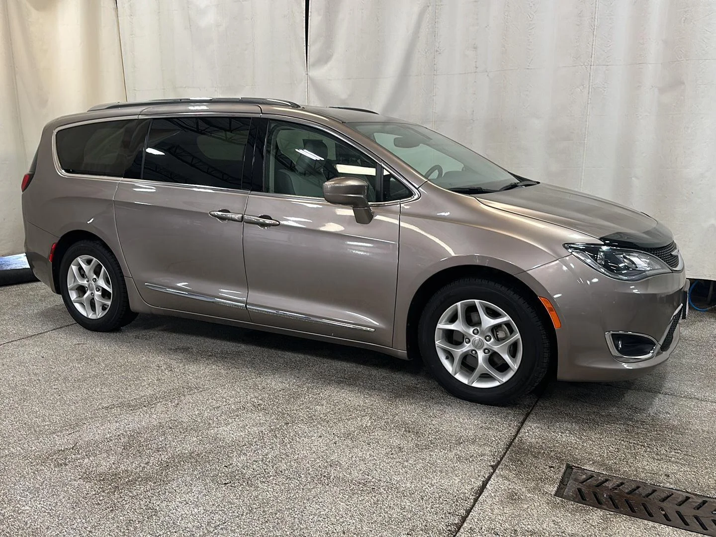 Used 2018 Molten Silver Chrysler Touring L Plus image 7