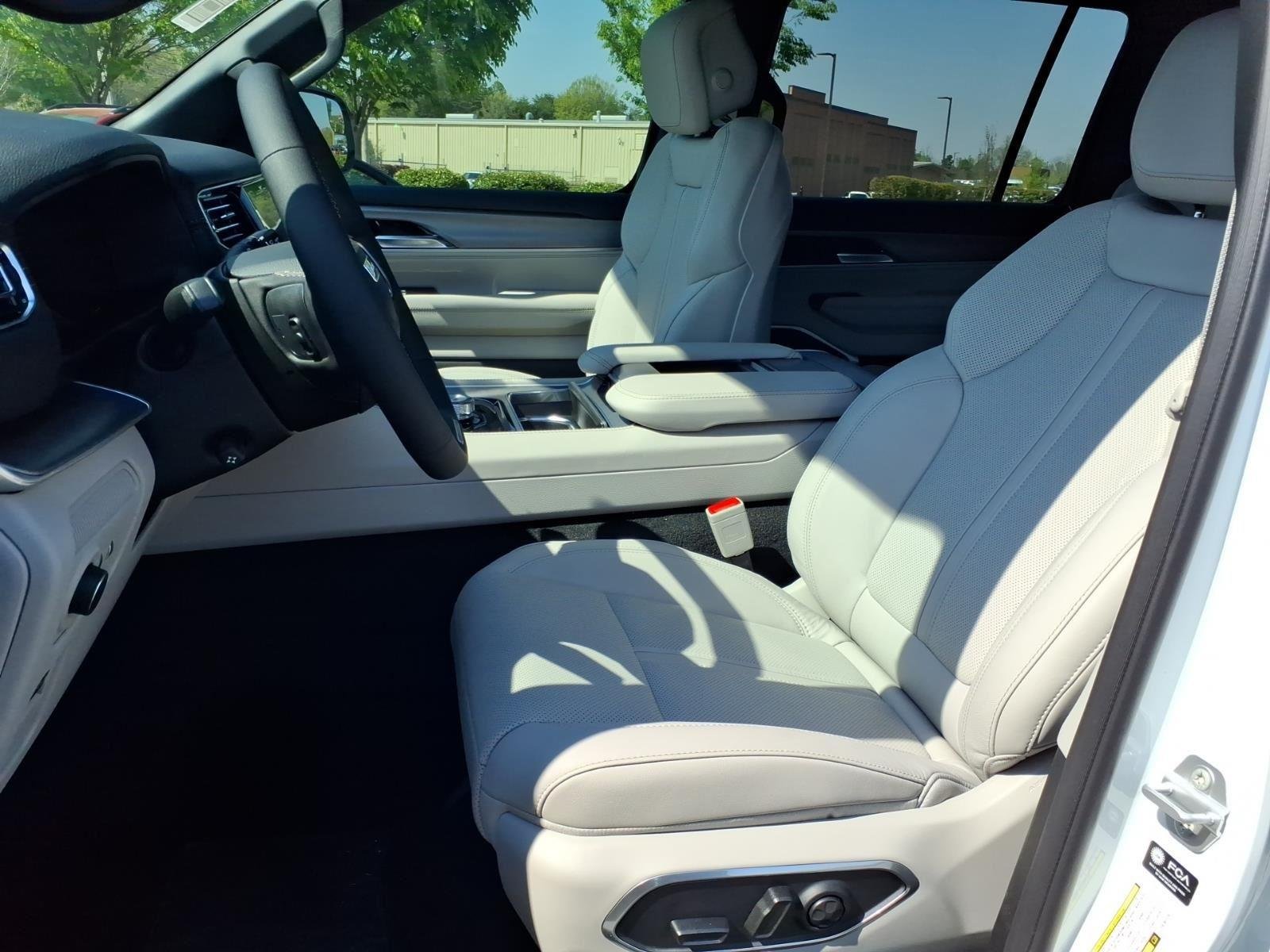New 2026 Bright White Clear-Coat Exterior Paint Jeep Limited Altitude image 18