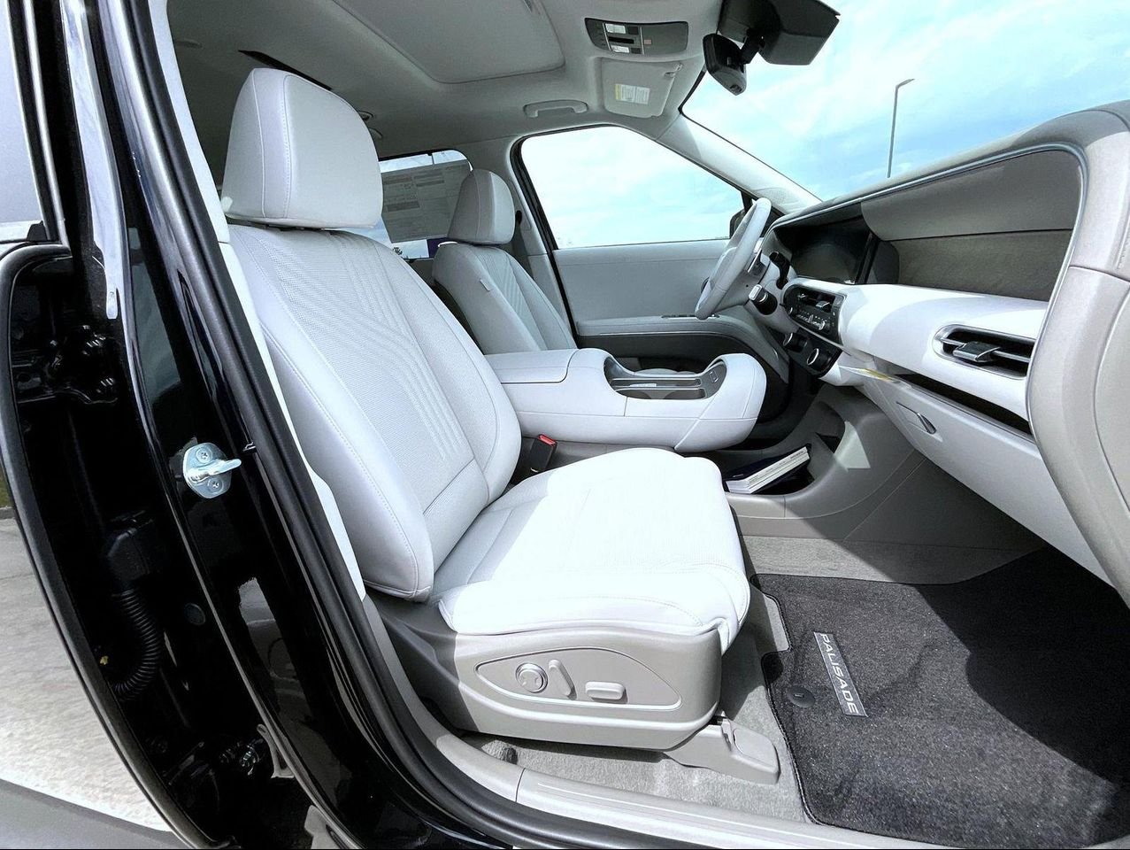 New 2026 Black Hyundai SEL Premium image 16